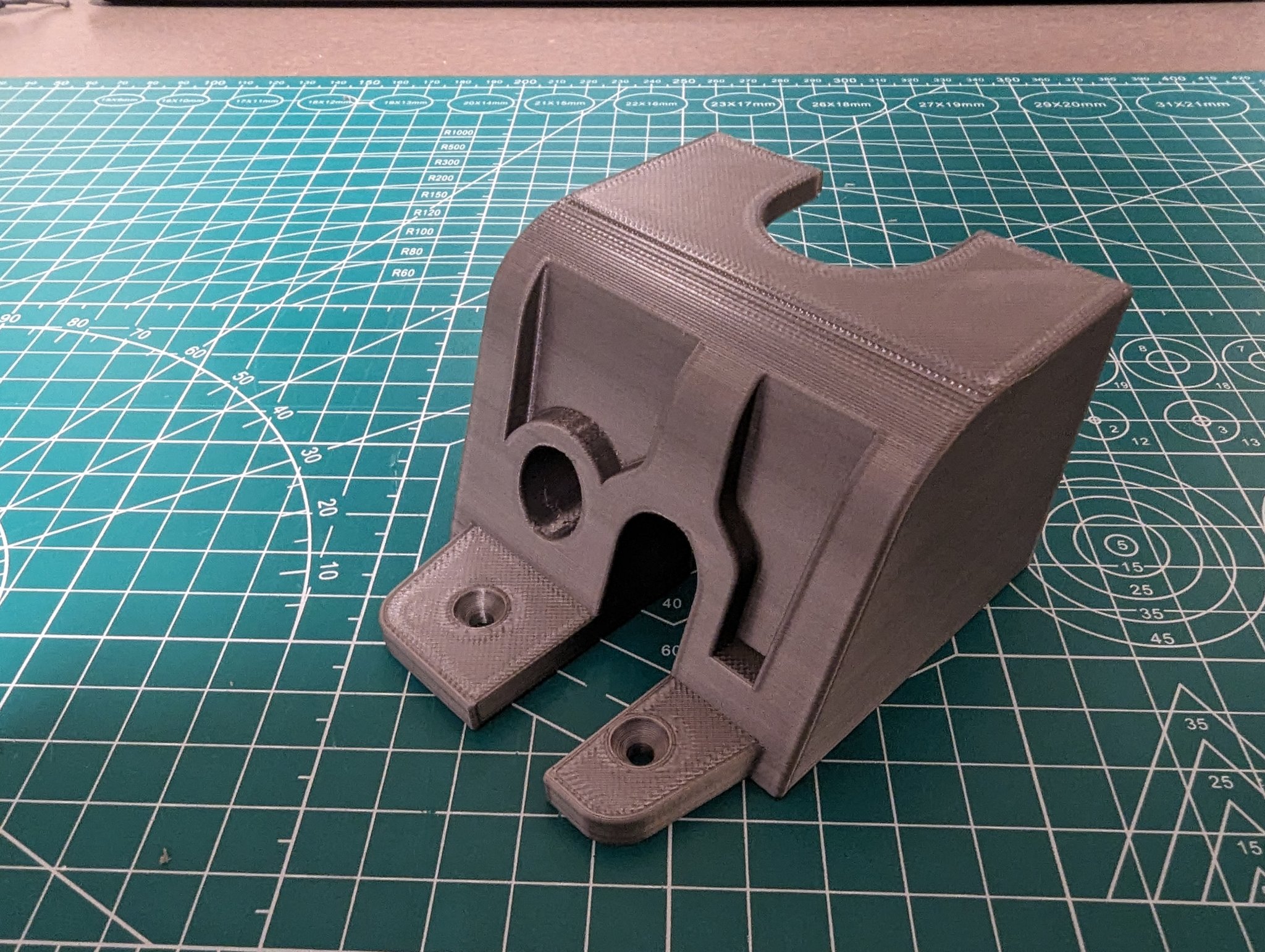 Giá đỡ ổ cắm điện điều chỉnh theo yêu cầu sử dụng