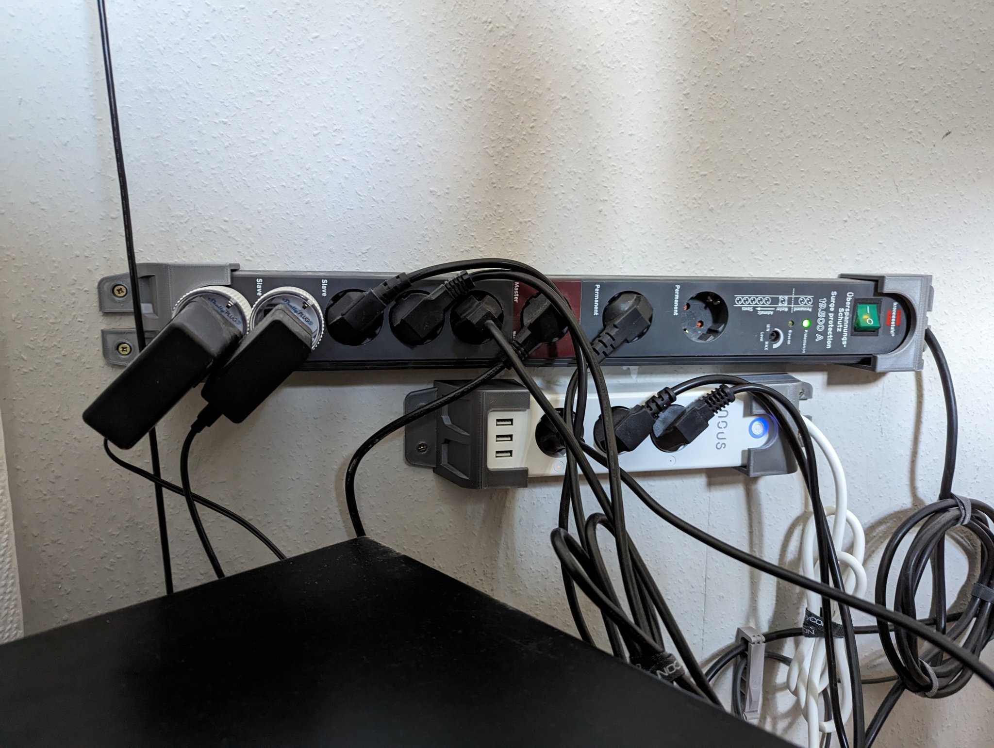 Giá đỡ ổ cắm điện điều chỉnh theo yêu cầu sử dụng