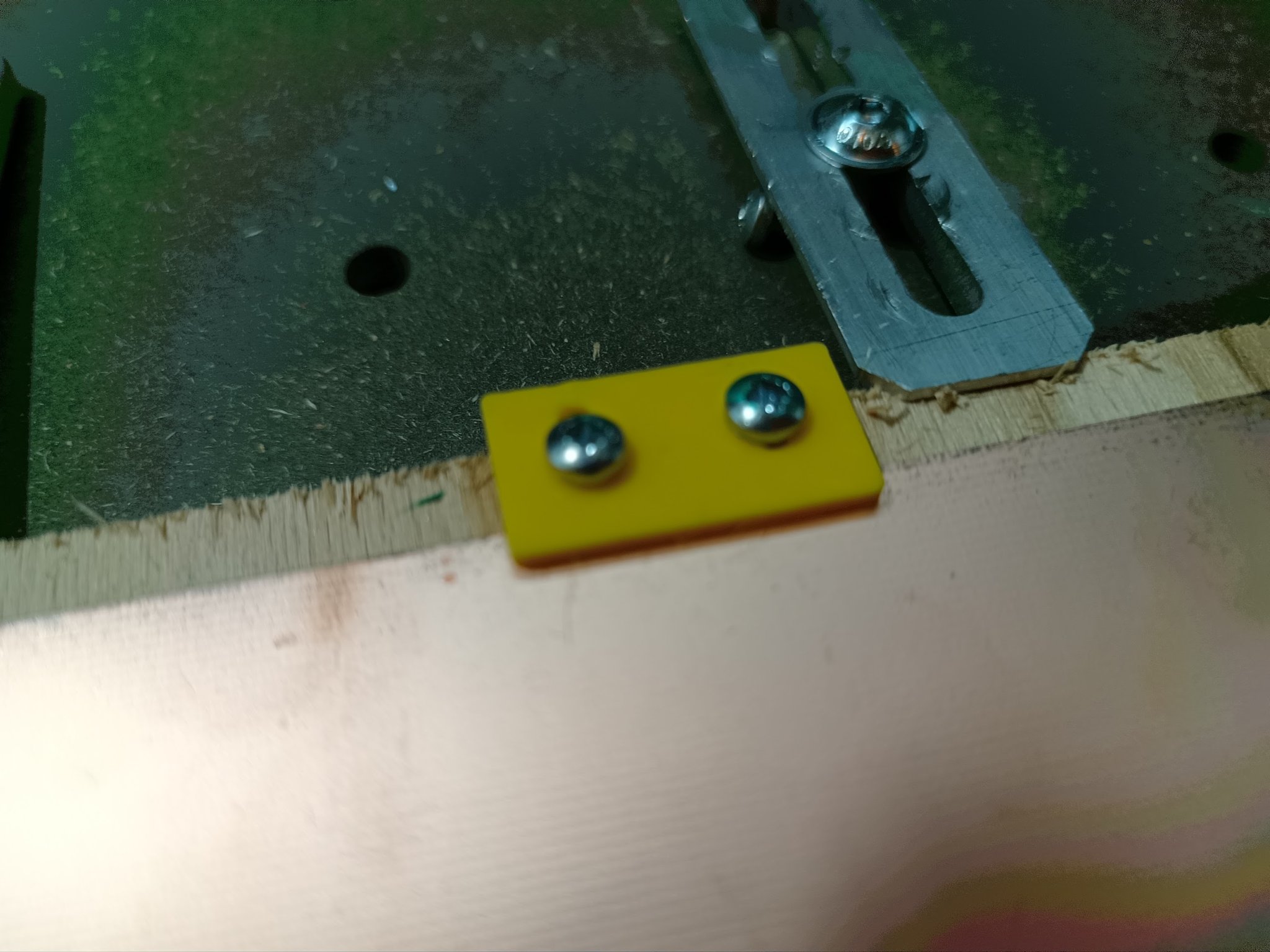 Kẹp PCB cho máy phay mạch in bằng vít gỗ 3mm