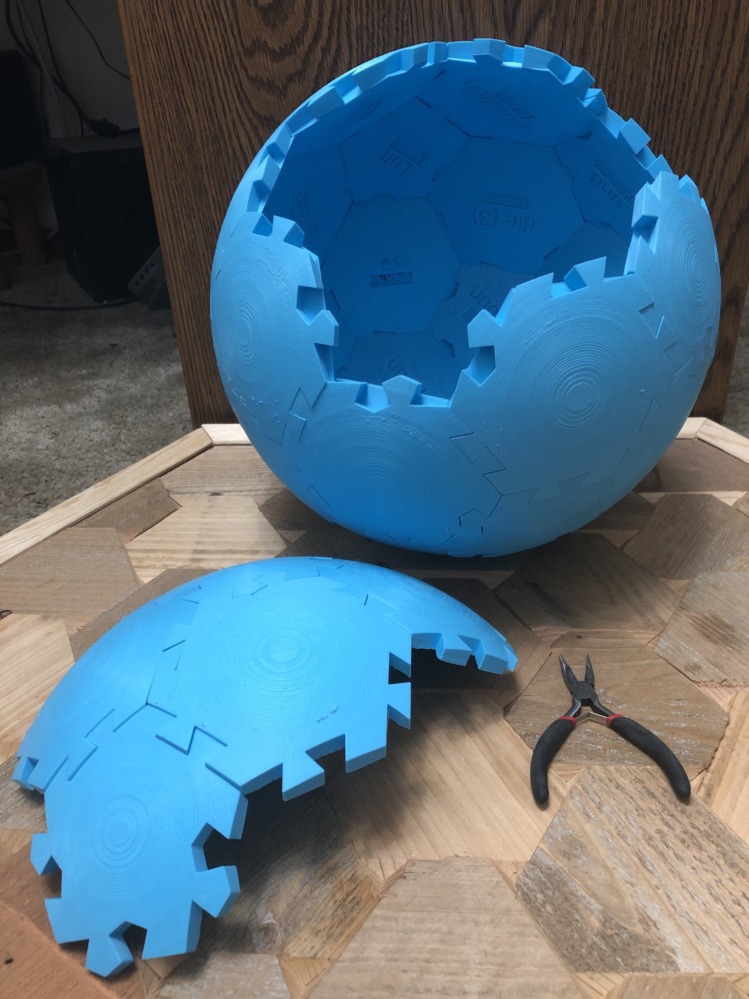 Câu đố hình cầu từ khối đa diện icosahedron rút gọn