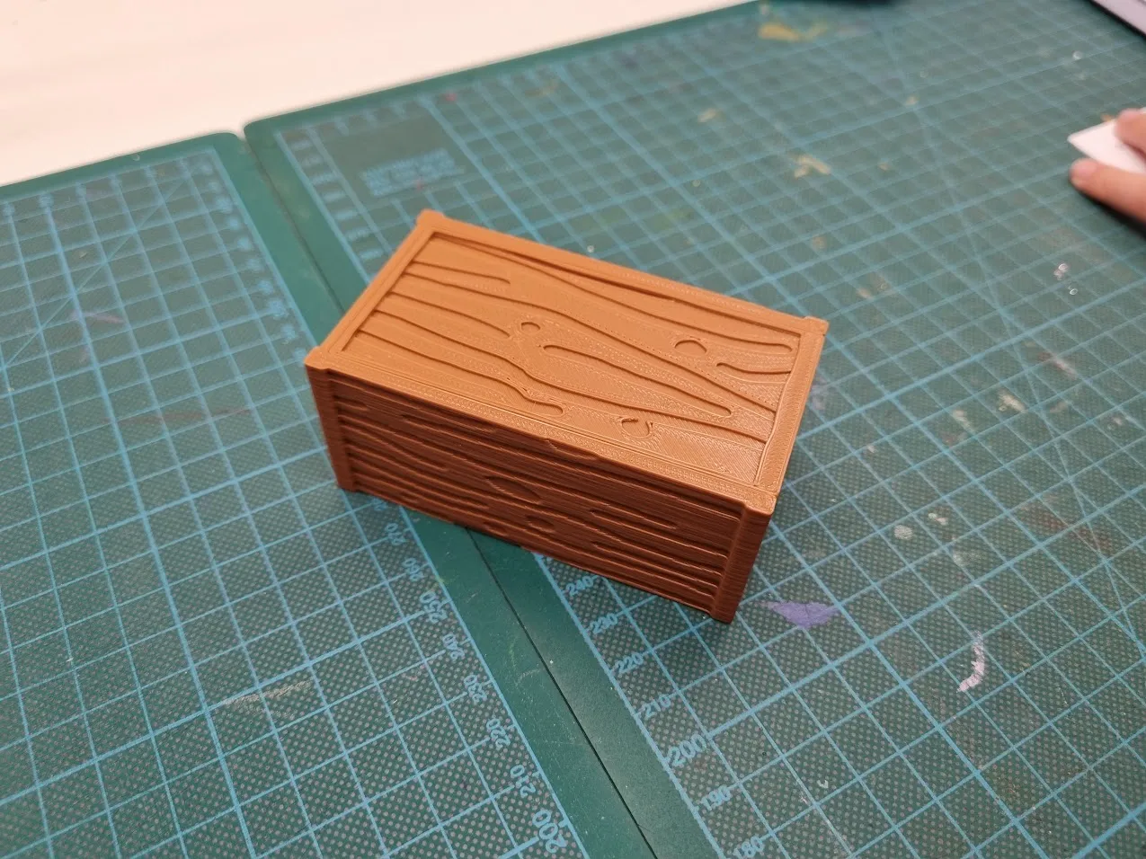 Hộp gỗ nhỏ với nắp trượt thú vị