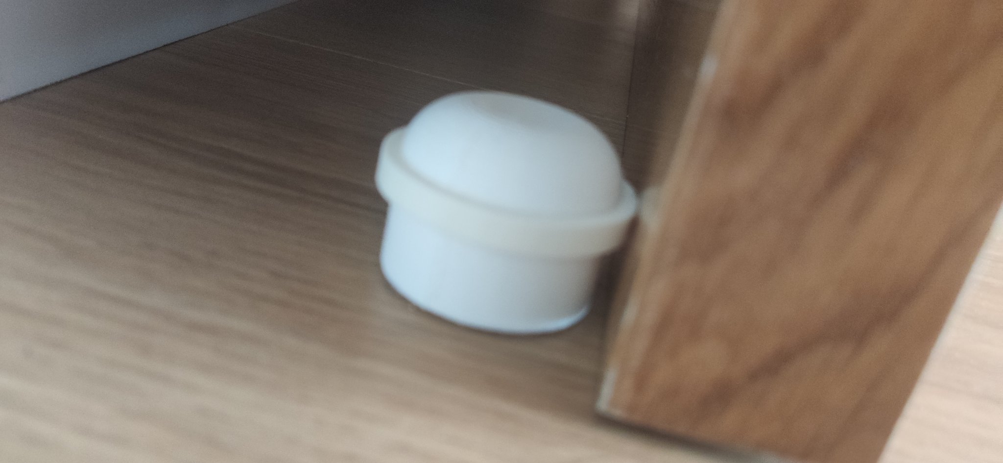 Chặn cửa đơn giản với hai chất liệu cứng và mềm