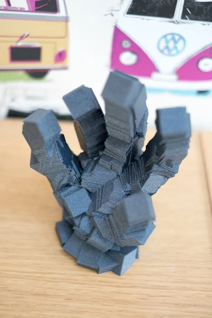 Điêu khắc Golem với hình dáng đá và tính chất hình học