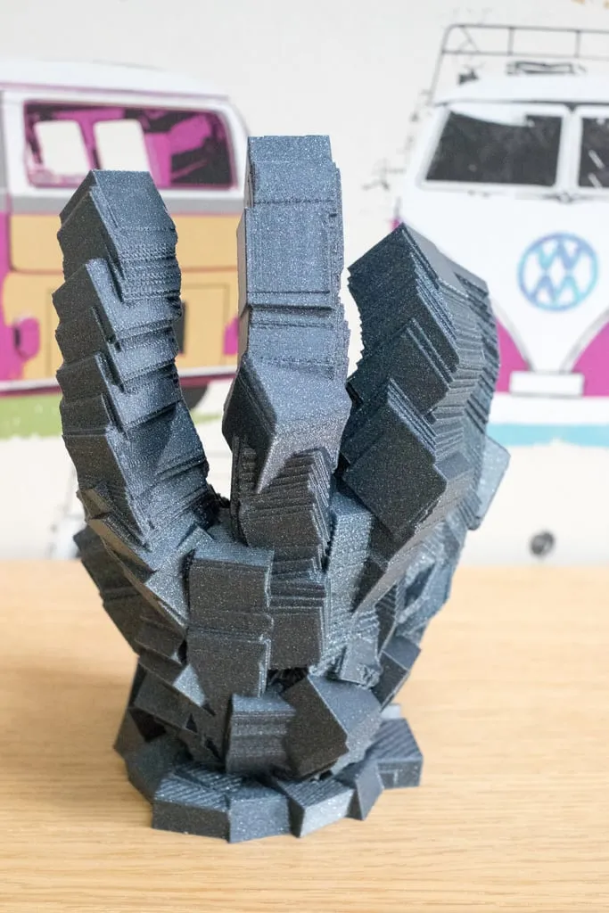 Điêu khắc Golem với hình dáng đá và tính chất hình học