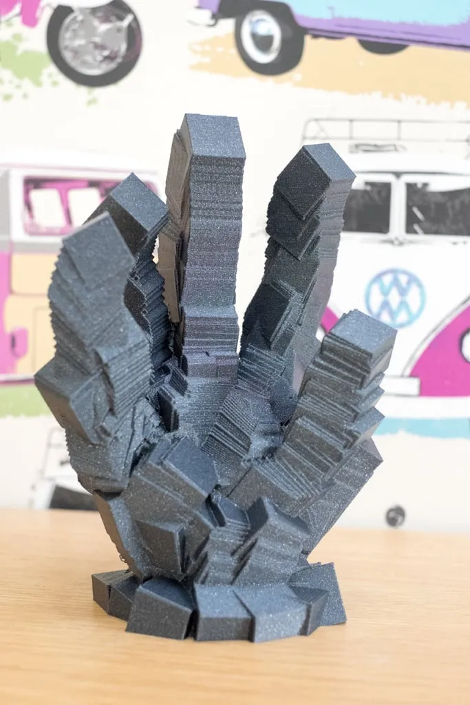 Điêu khắc Golem với hình dáng đá và tính chất hình học