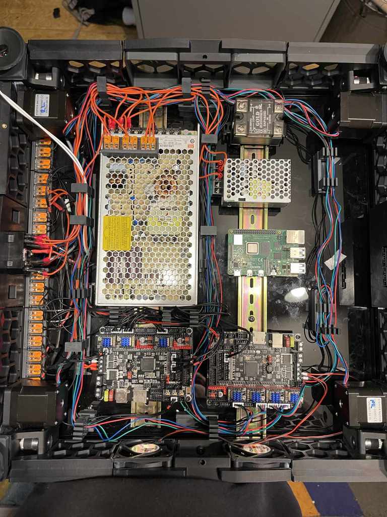 Giá đỡ cáp hai tầng cho hệ thống điện trong mô hình Voron 2.4