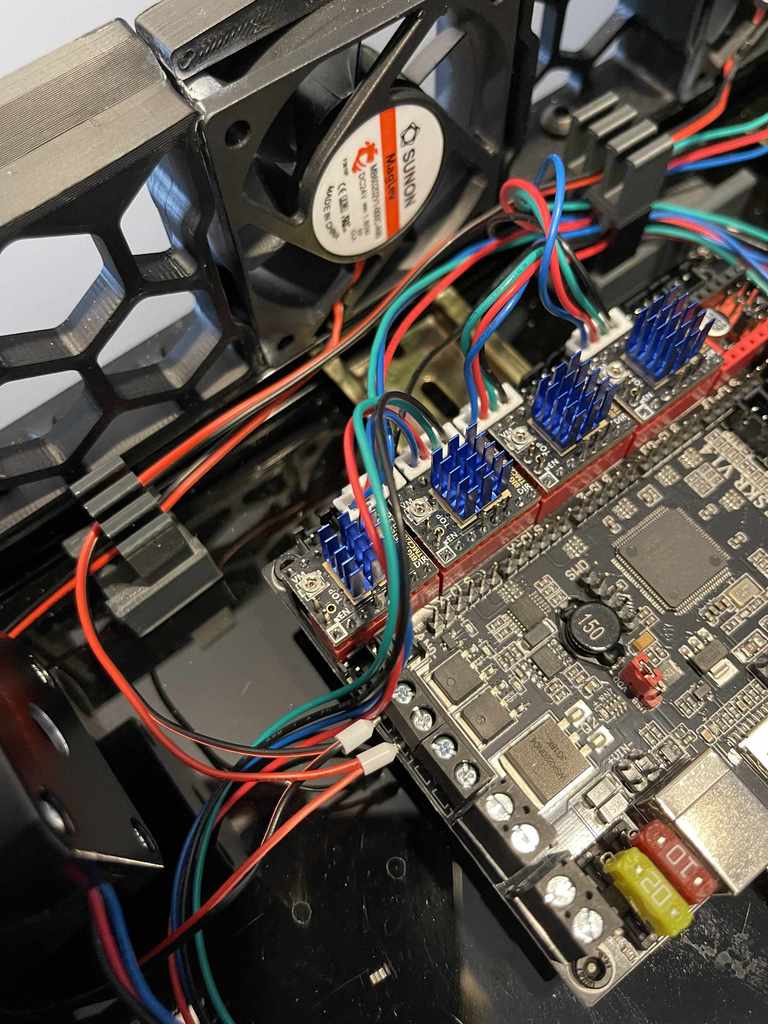 Giá đỡ cáp hai tầng cho hệ thống điện trong mô hình Voron 2.4