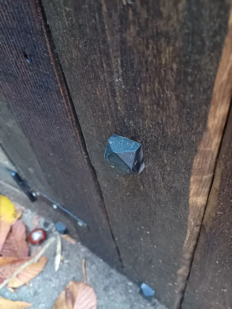 Cửa sắt cổ kiểu chốt trang trí