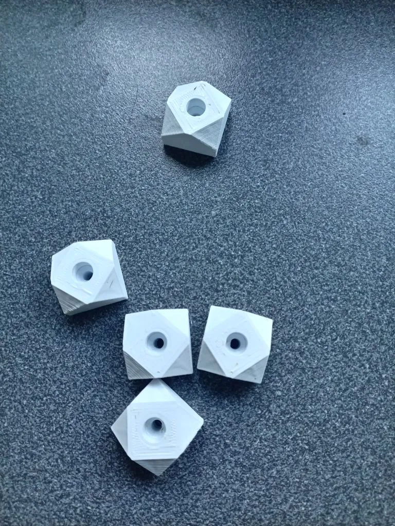 Cửa sắt cổ kiểu chốt trang trí