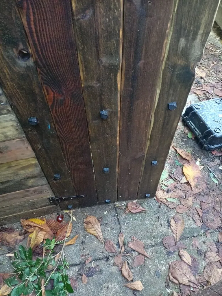 Cửa sắt cổ kiểu chốt trang trí