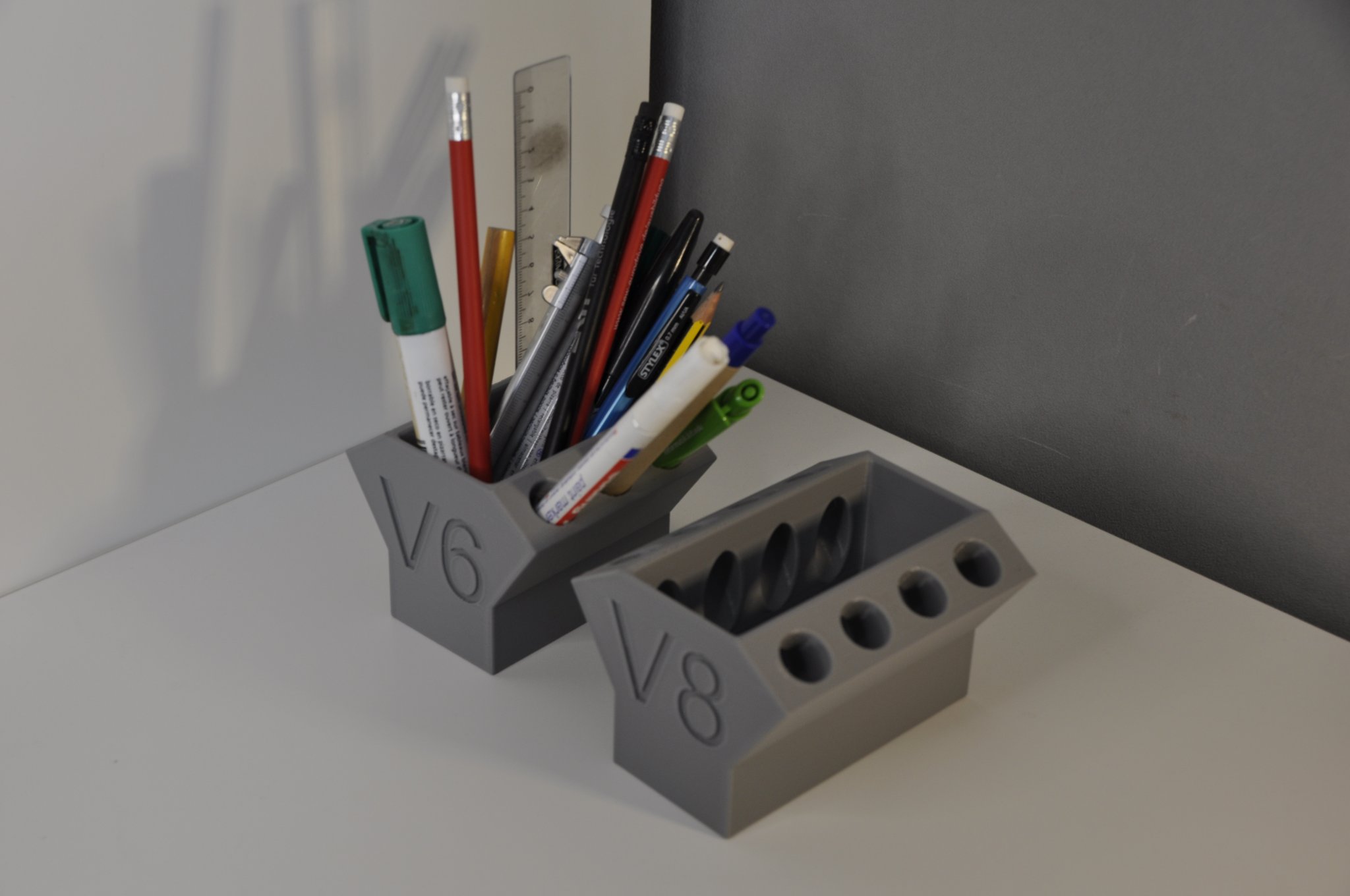 Giá đỡ bút mô phỏng động cơ V6/V8