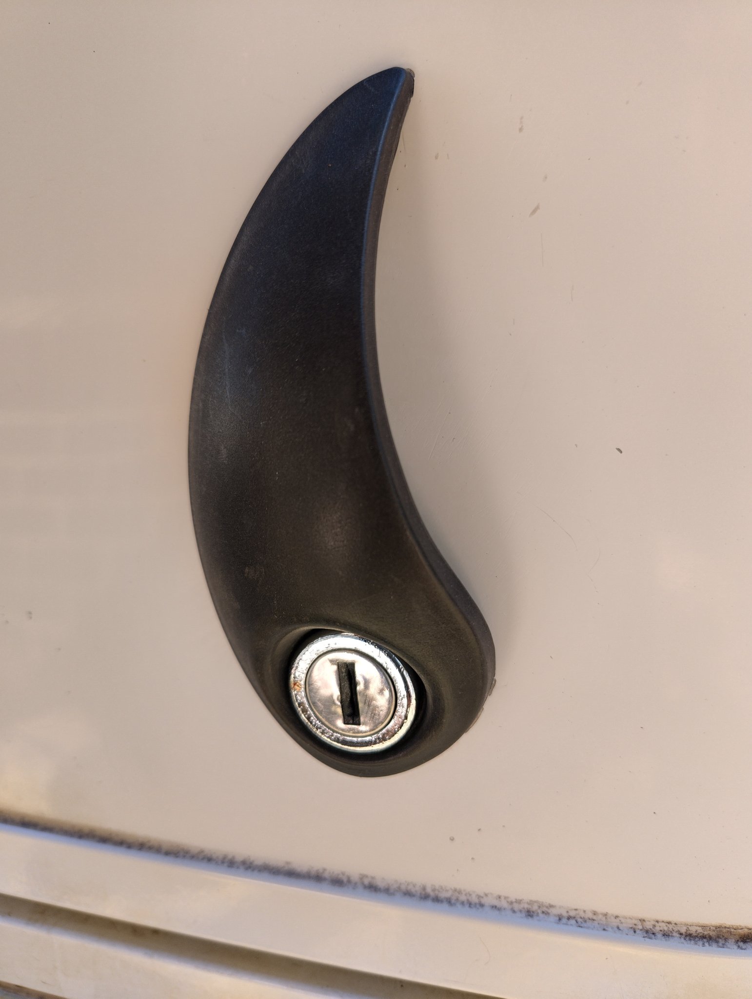 Khóa chốt cho cửa hậu xe hơi chắc chắn hơn