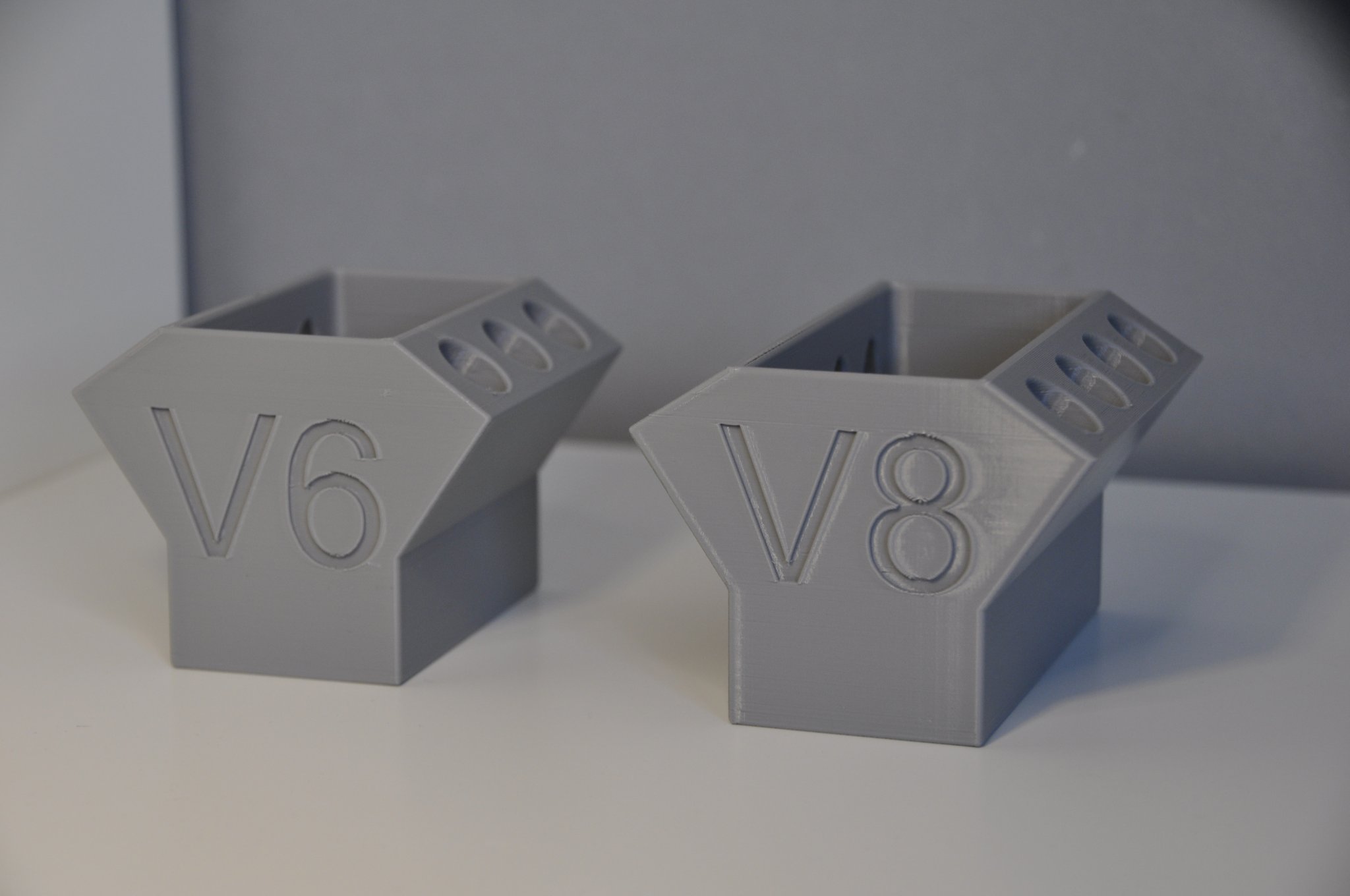 Giá đỡ bút mô phỏng động cơ V6/V8