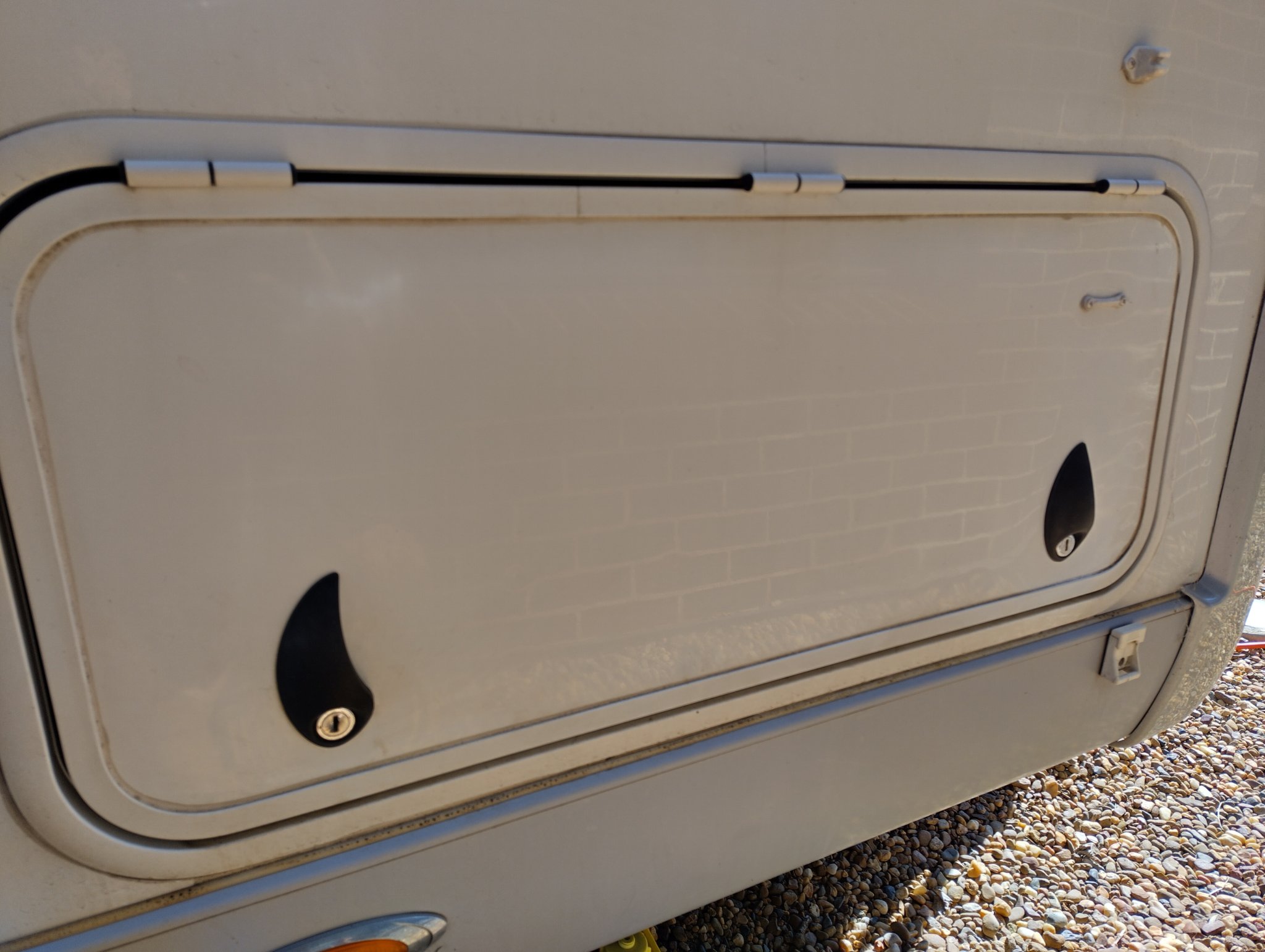 Khóa chốt cho cửa hậu xe hơi chắc chắn hơn