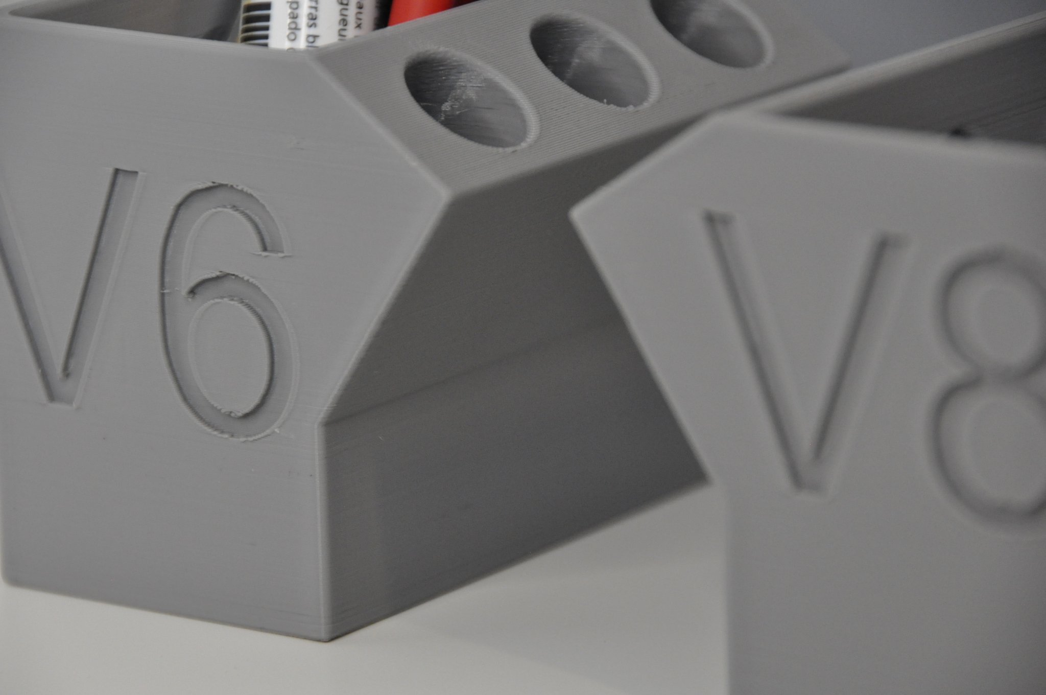 Giá đỡ bút mô phỏng động cơ V6/V8