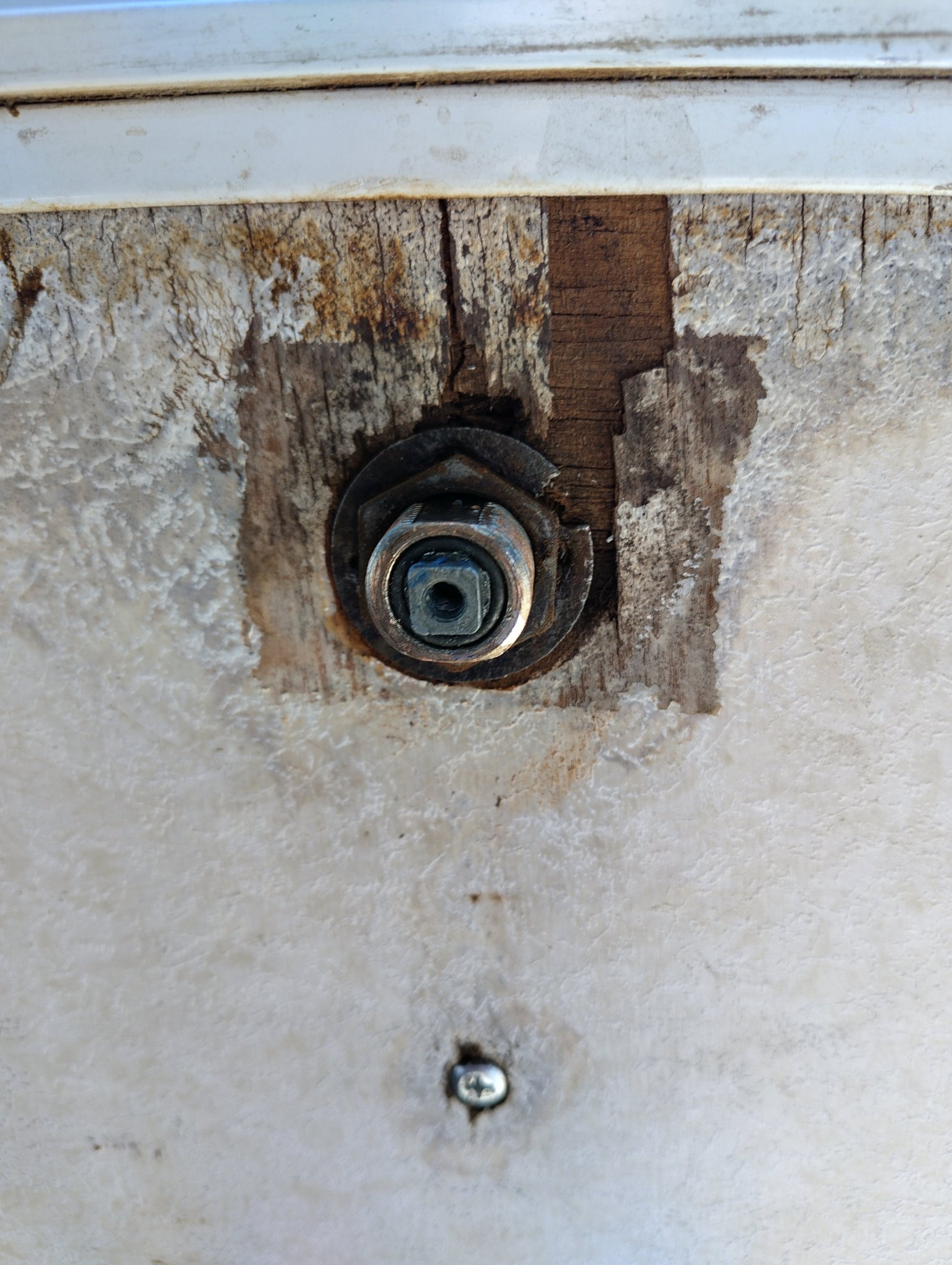 Khóa chốt cho cửa hậu xe hơi chắc chắn hơn