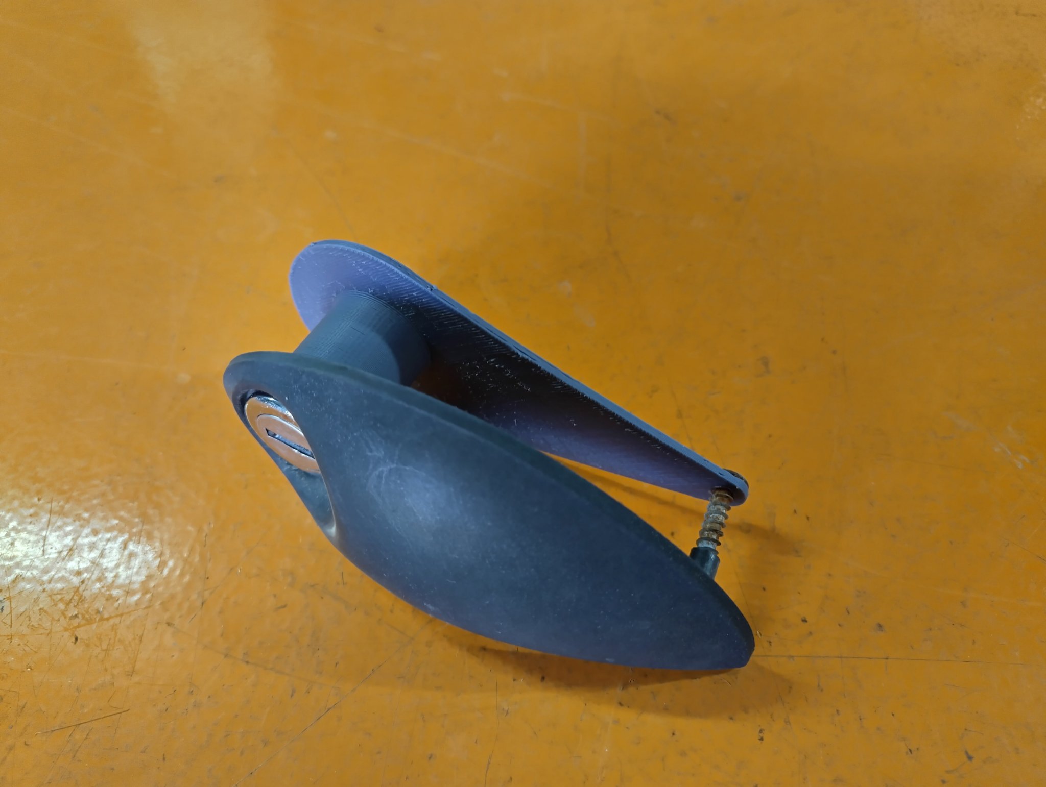 Khóa chốt cho cửa hậu xe hơi chắc chắn hơn