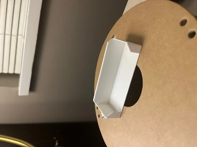 Giá đỡ treo tường cho hộp iPhone đơn giản