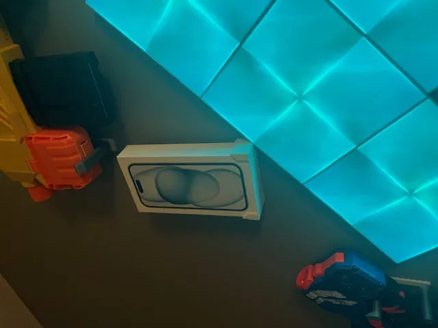 Giá đỡ treo tường cho hộp iPhone đơn giản