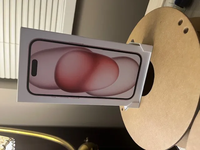 Giá đỡ treo tường cho hộp iPhone đơn giản