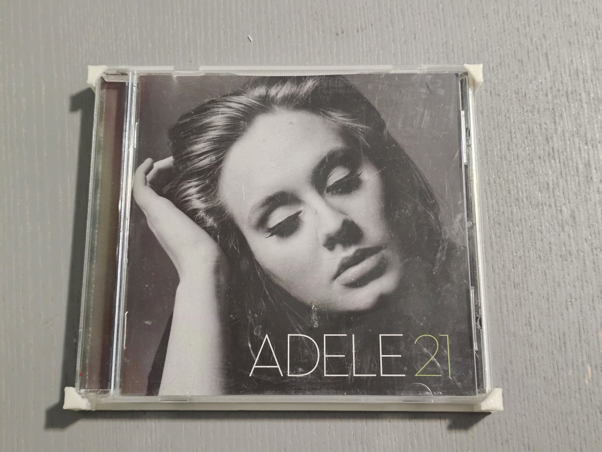 Giá treo đĩa CD trên tường bằng giá đỡ chắc chắn