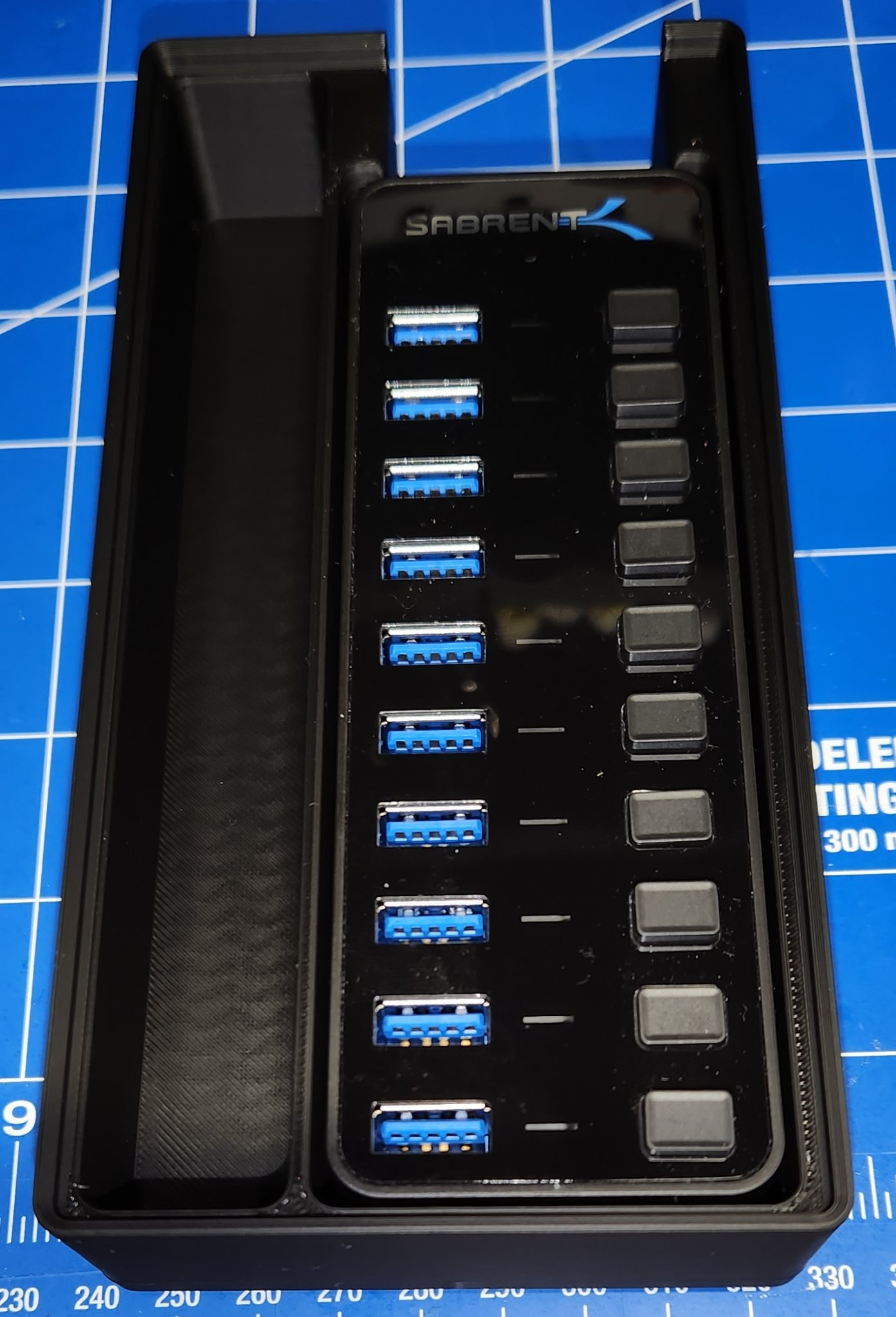 Giá đỡ Gridfinity 4x2 cho hub USB 10 cổng Sabrent