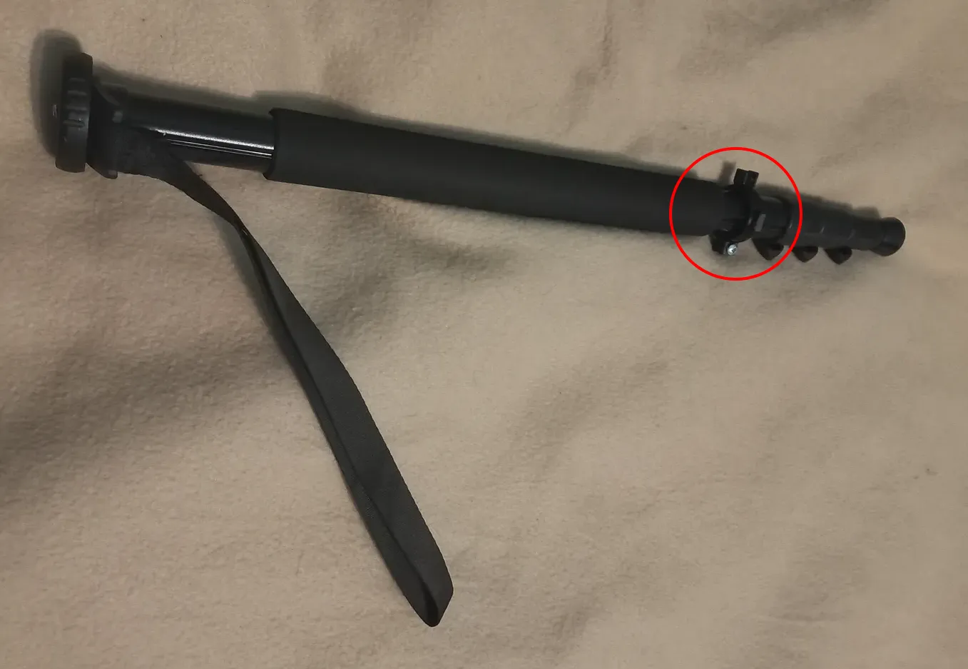 Gắn dây đeo cho monopod với kẹp ống dạng vuông