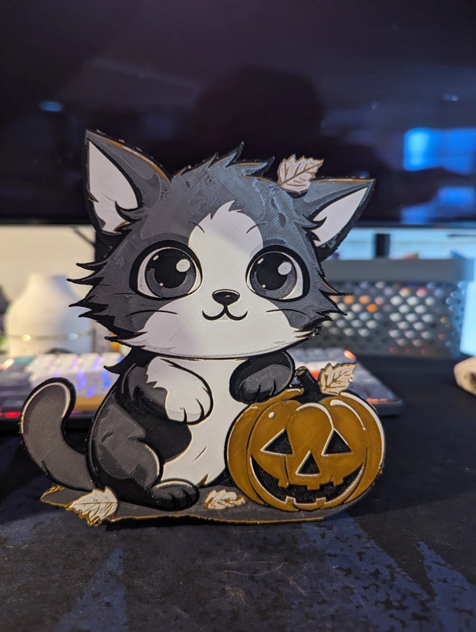 Mèo dễ thương bên quả bí ngô cho Halloween