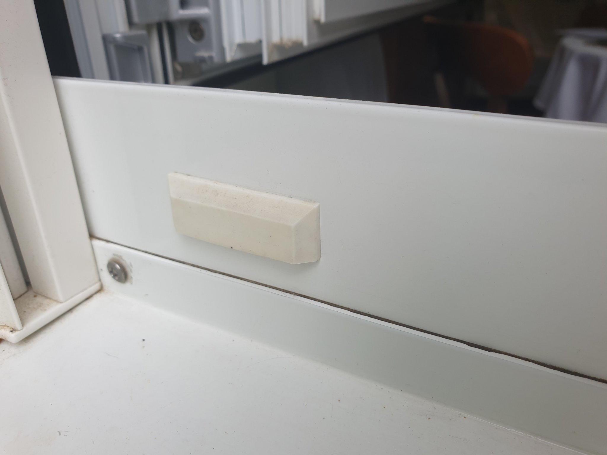 Nắp che khe thông gió cho cửa sổ 15 năm tuổi