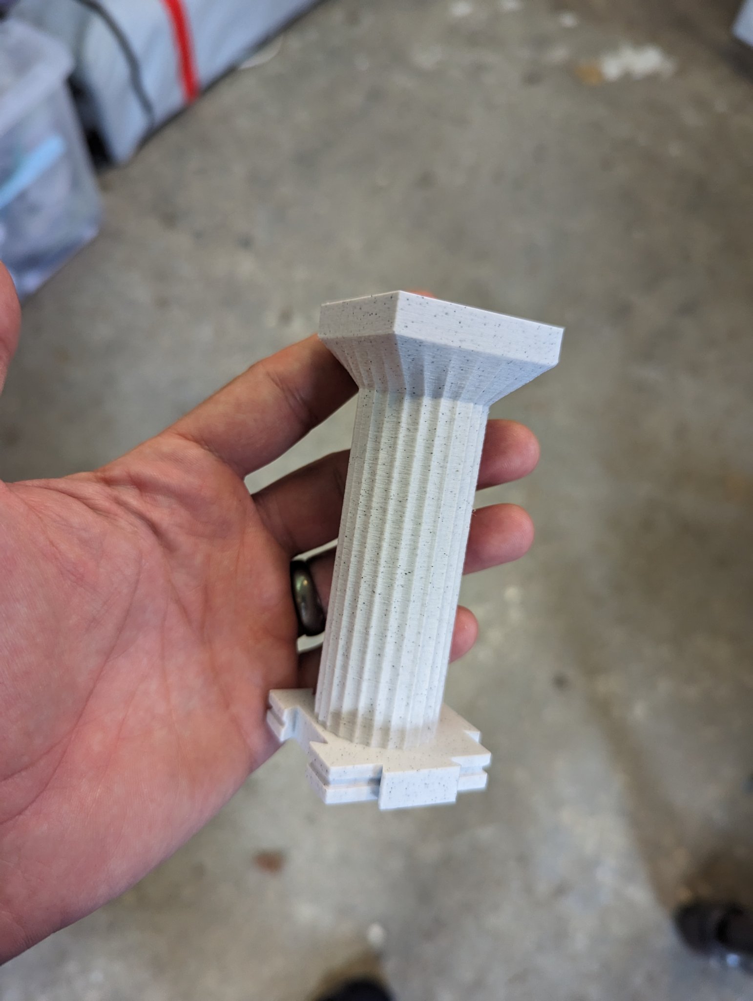 Giá đỡ cắt cây phong cách cột La Mã