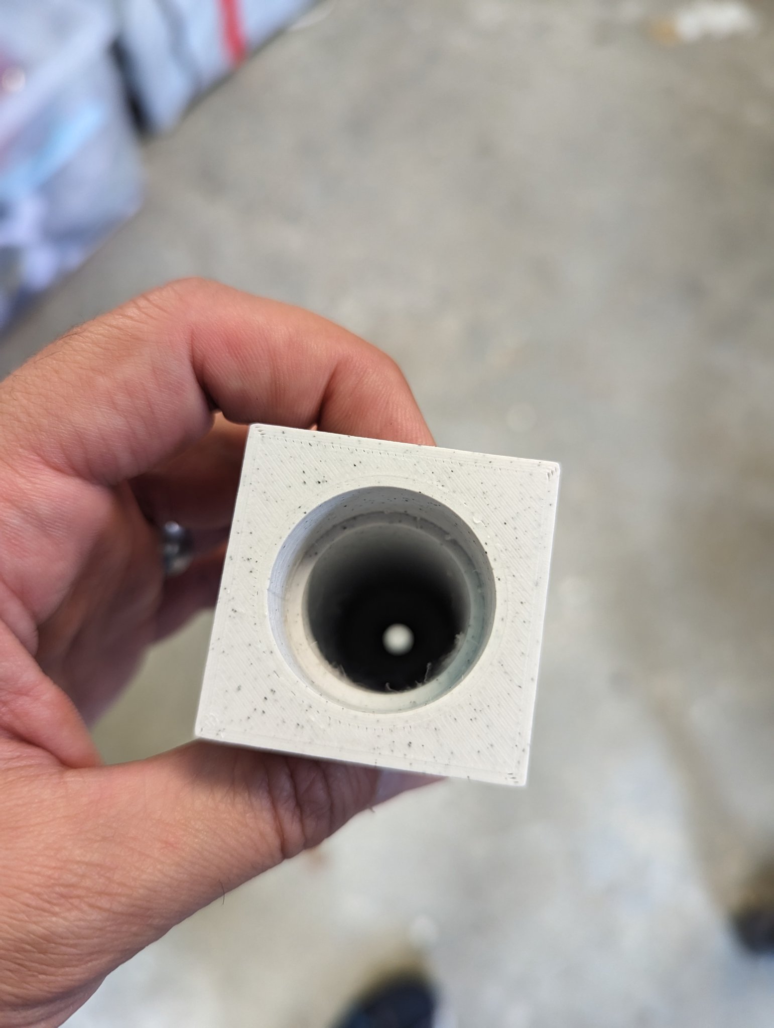 Giá đỡ cắt cây phong cách cột La Mã