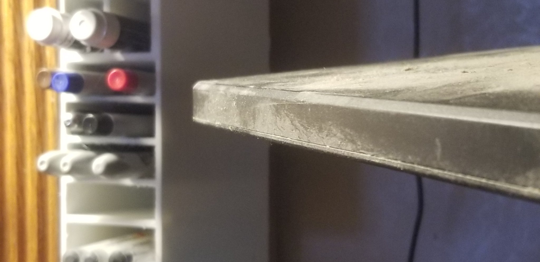 Giá đỡ bút chì gắn tường cho tủ đựng đồ