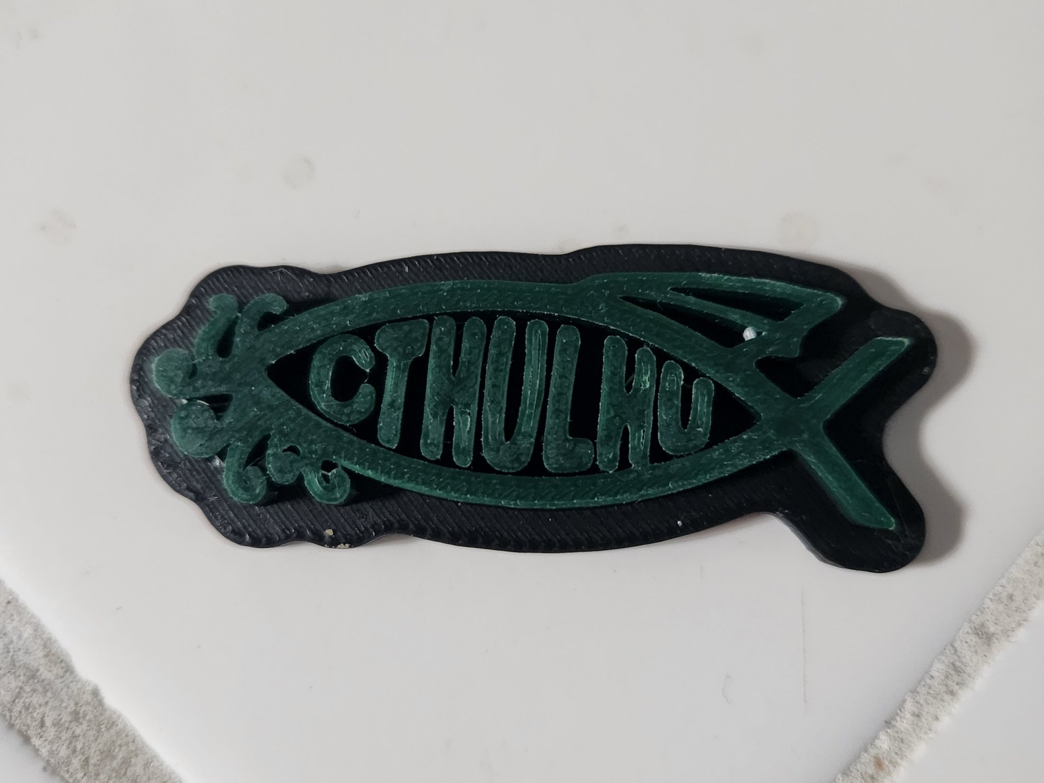 Biểu tượng cá Cthulhu in màu sắc đa dạng