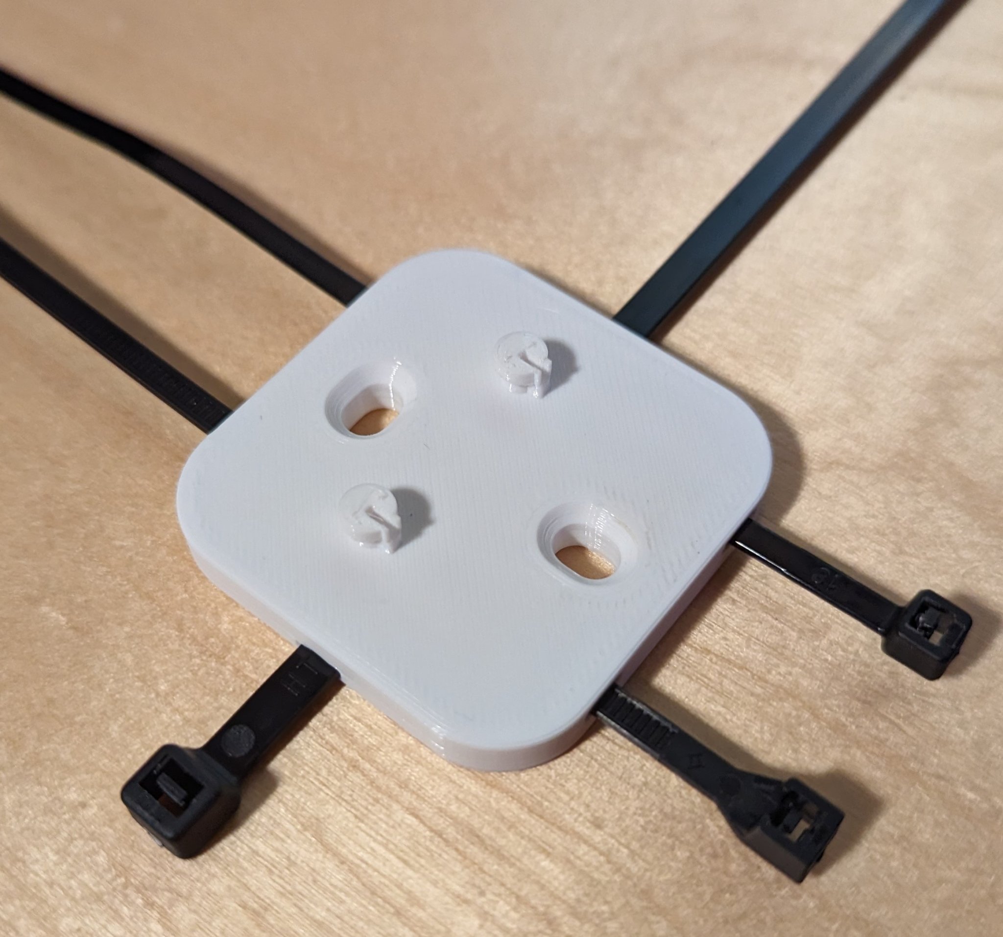 Bảng gắn Wyze Cam OG với khe cắm dây zip