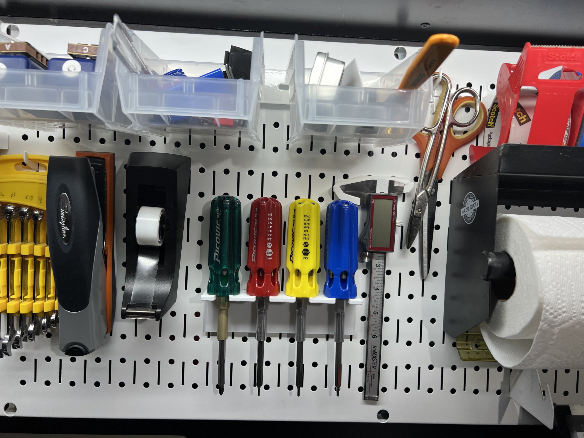 Giá đỡ dụng cụ vít lớn trên bảng treo tường