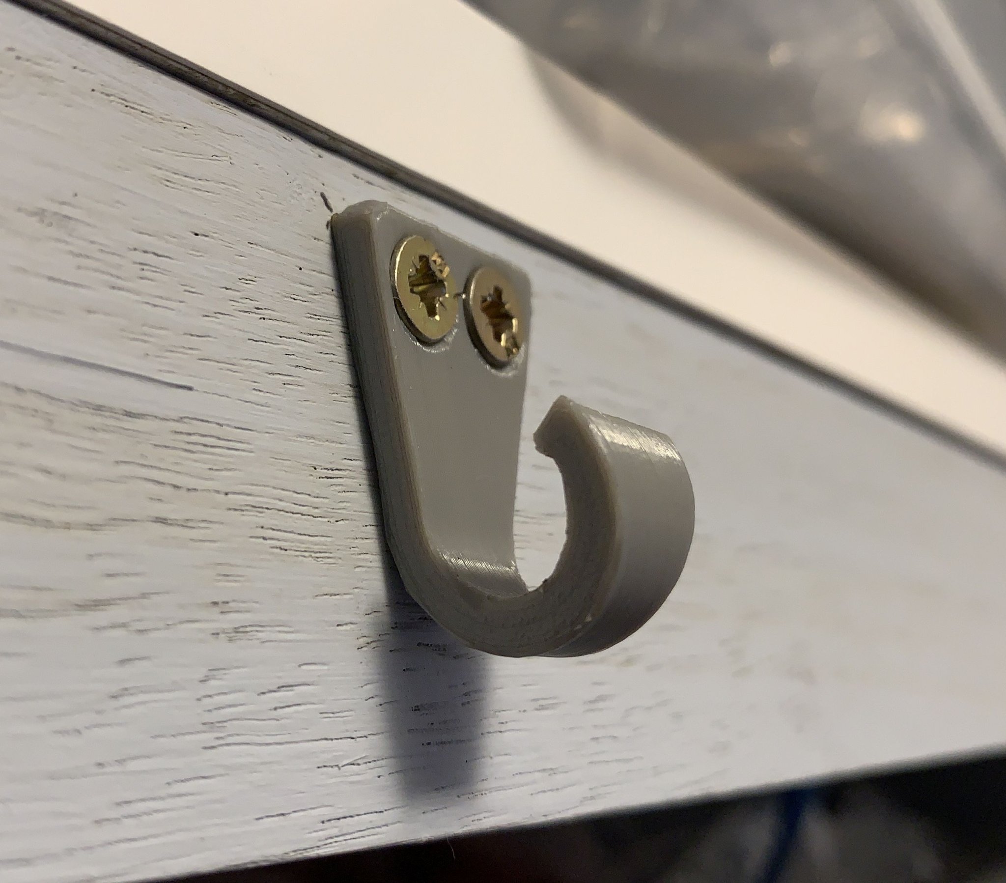 Móc treo nhỏ gọn thiết kế với 2 ốc vít chống xoay