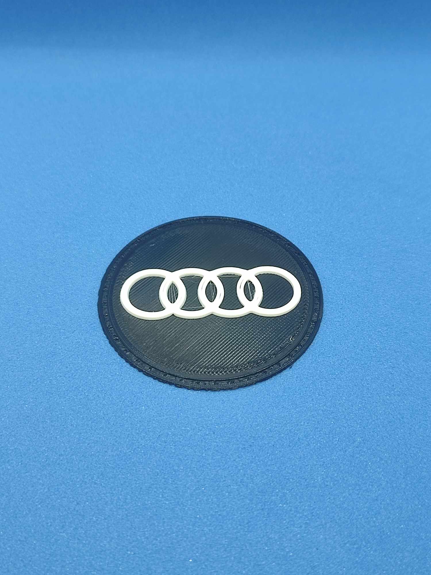 Biểu tượng logo Audi với thiết kế patch độc đáo