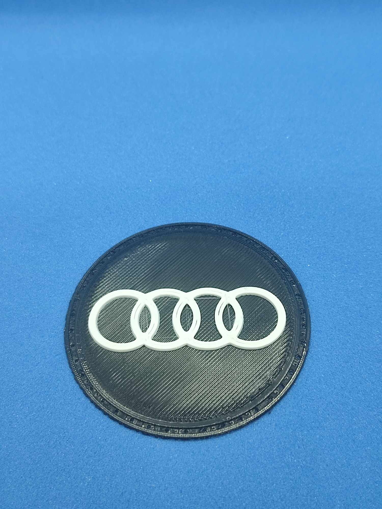 Biểu tượng logo Audi với thiết kế patch độc đáo