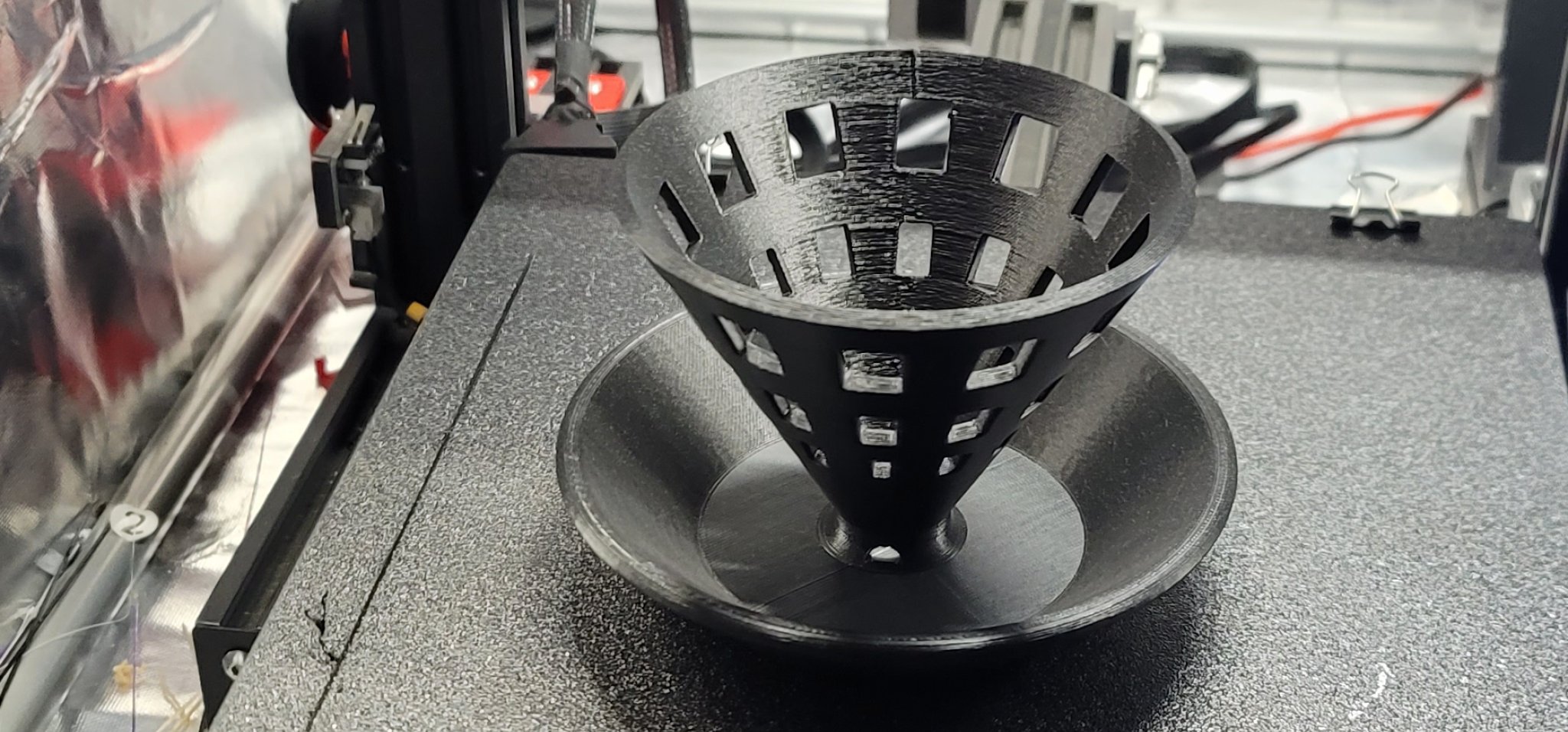 Chậu trồng cây bằng bộ lọc cà phê để bàn