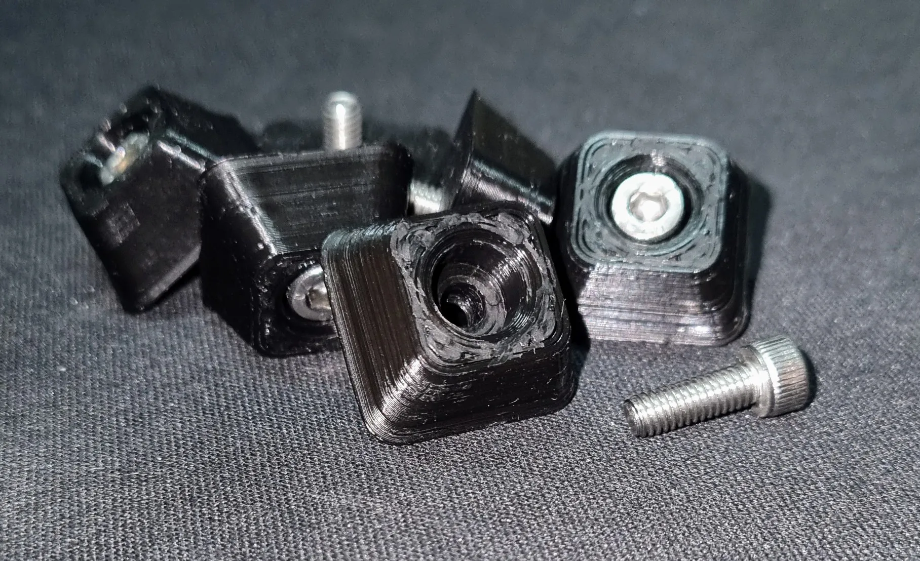 Chân vuông thon dần với lỗ thích hợp cho vít m4