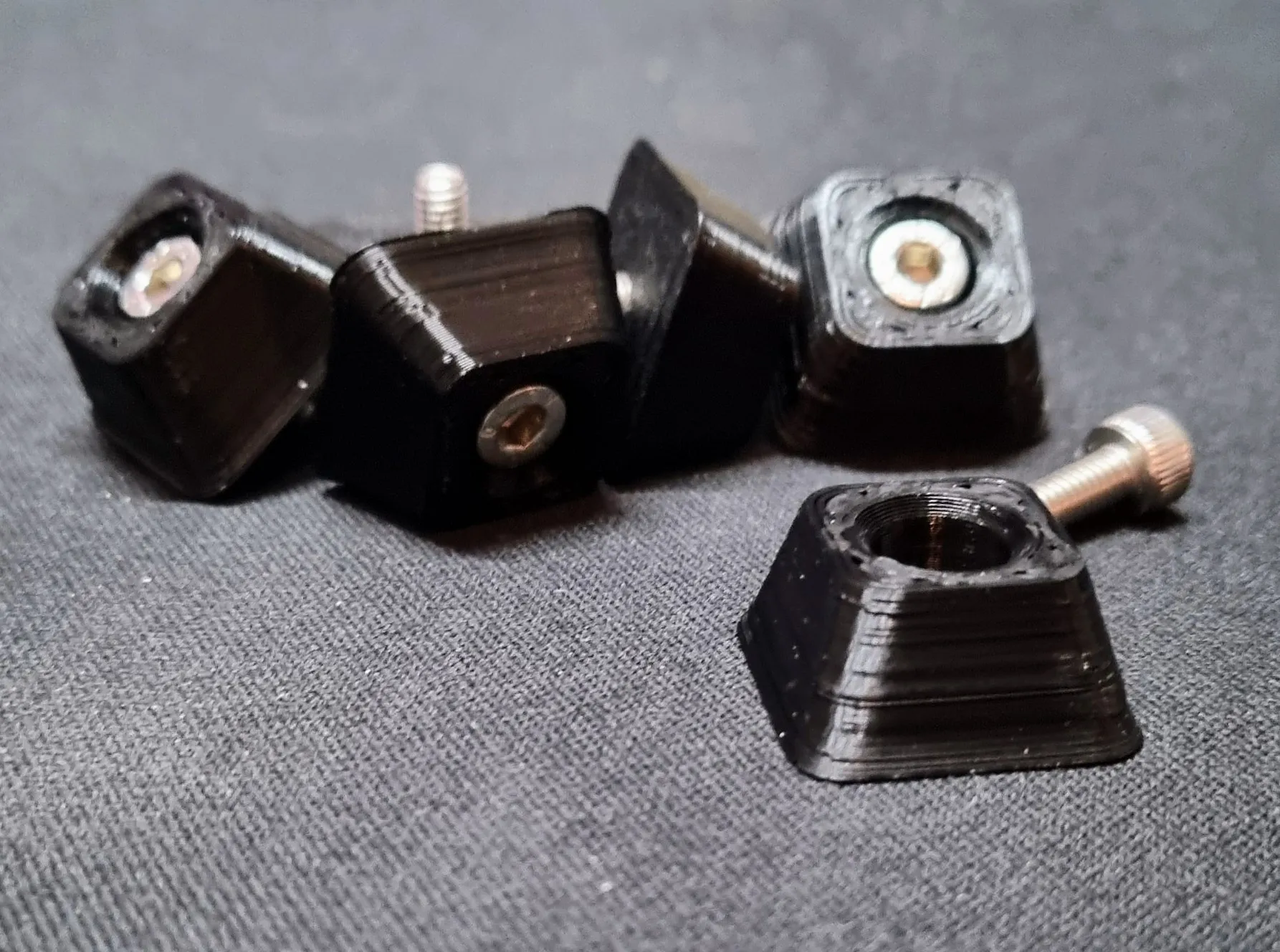 Chân vuông thon dần với lỗ thích hợp cho vít m4