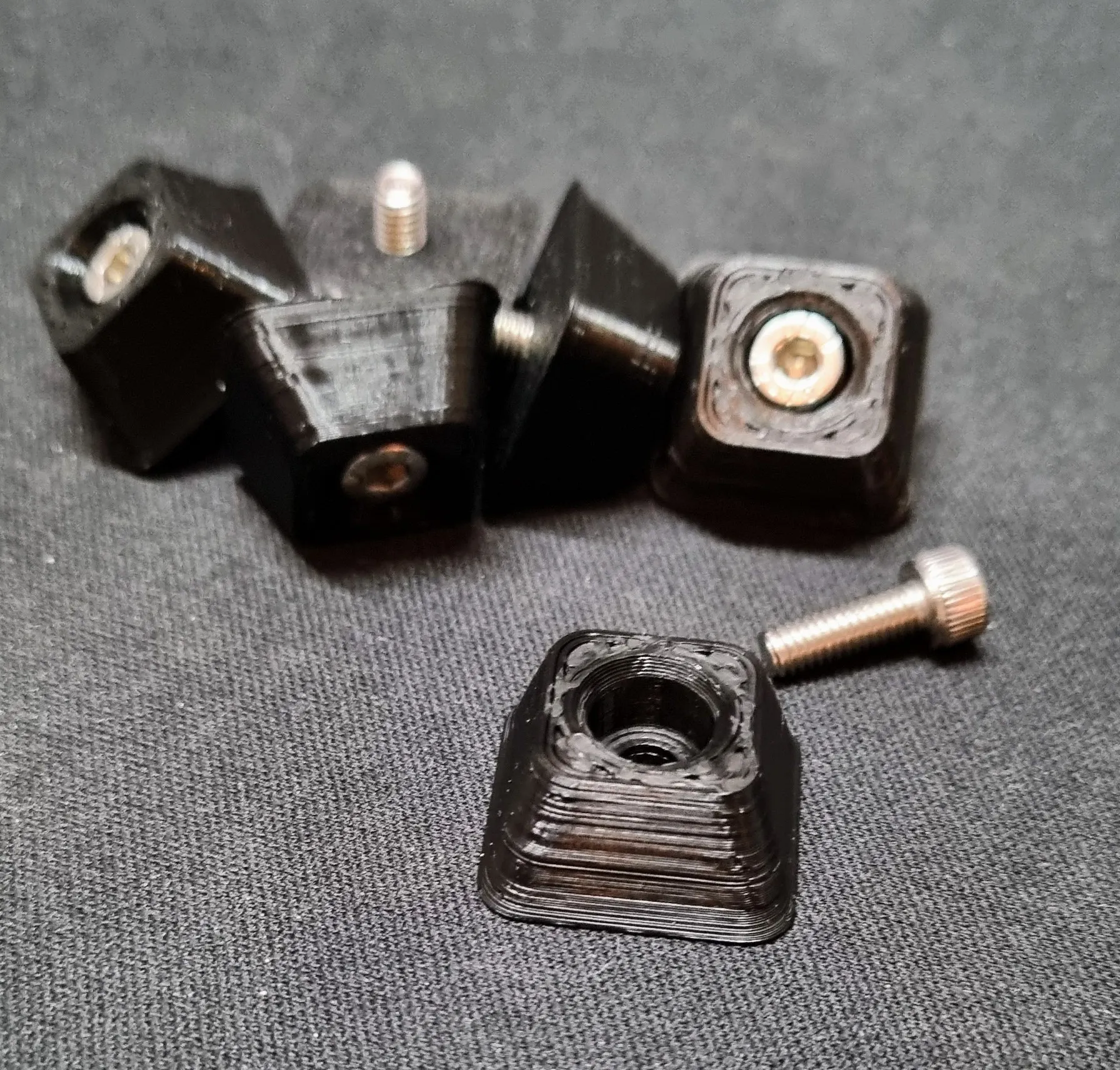 Chân vuông thon dần với lỗ thích hợp cho vít m4