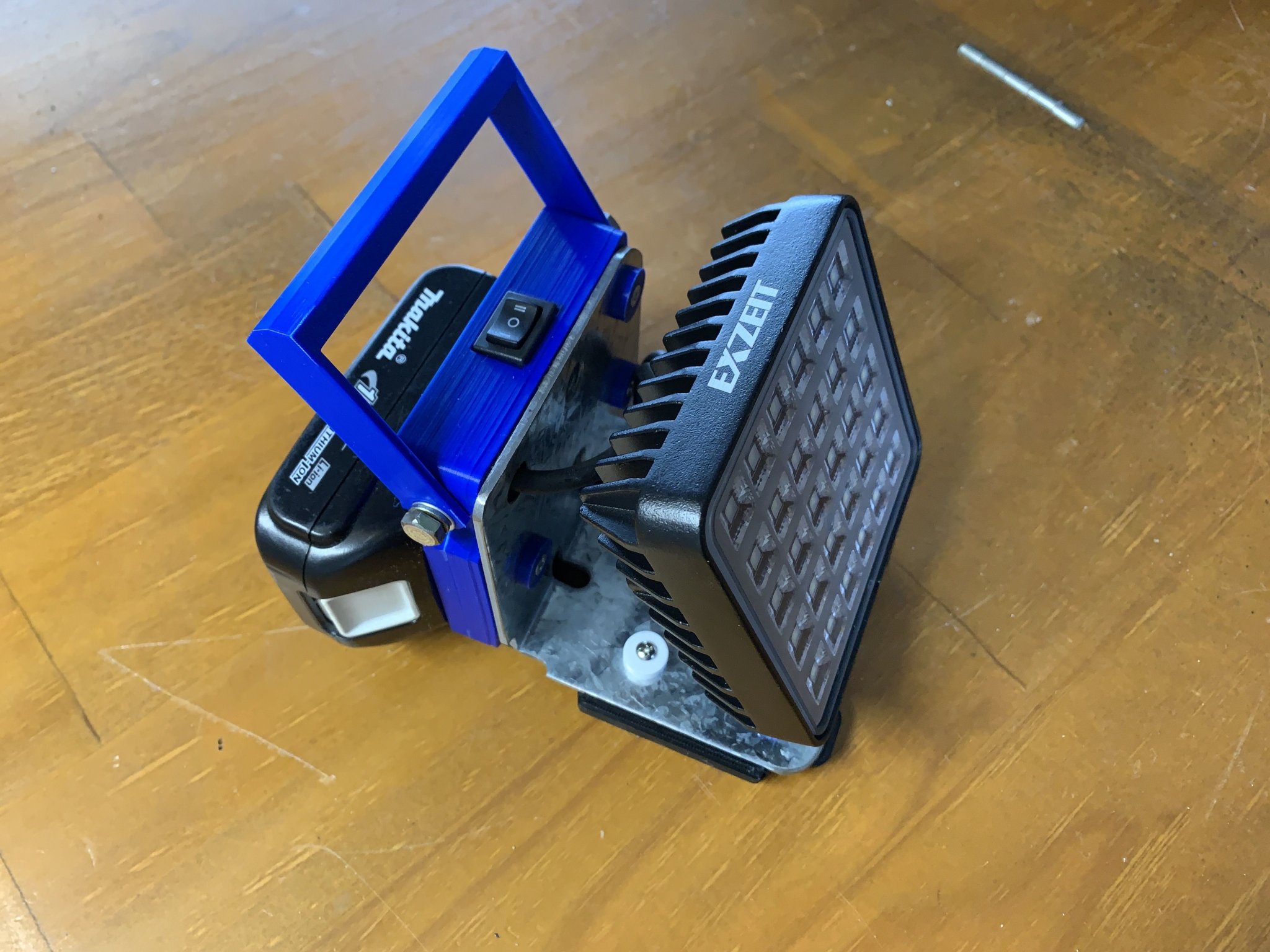 Đèn làm việc Makita 18V với thiết kế di động