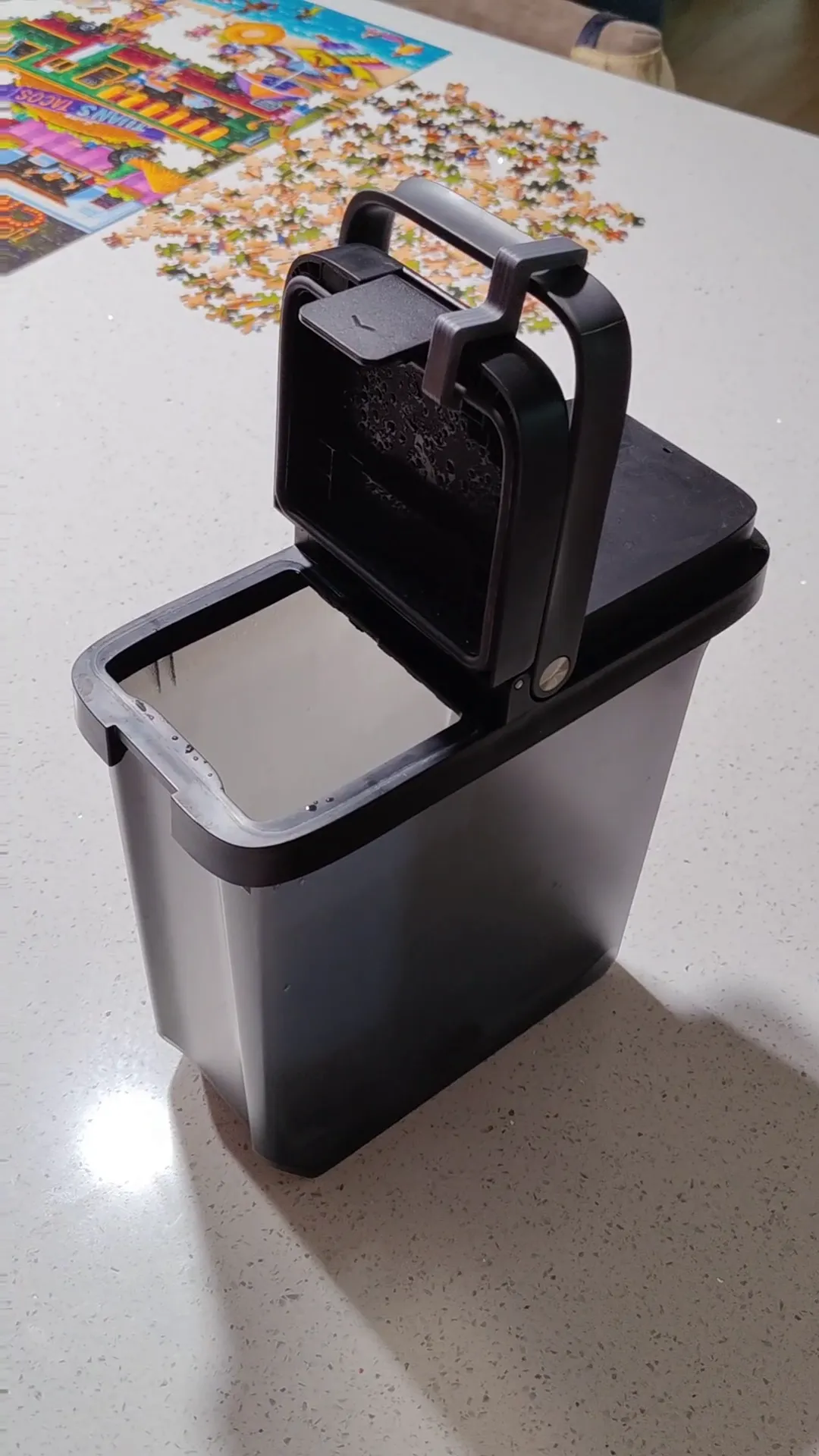 Bộ giữ nắp bình nước Roborock S8 Ultra khi đổ nước