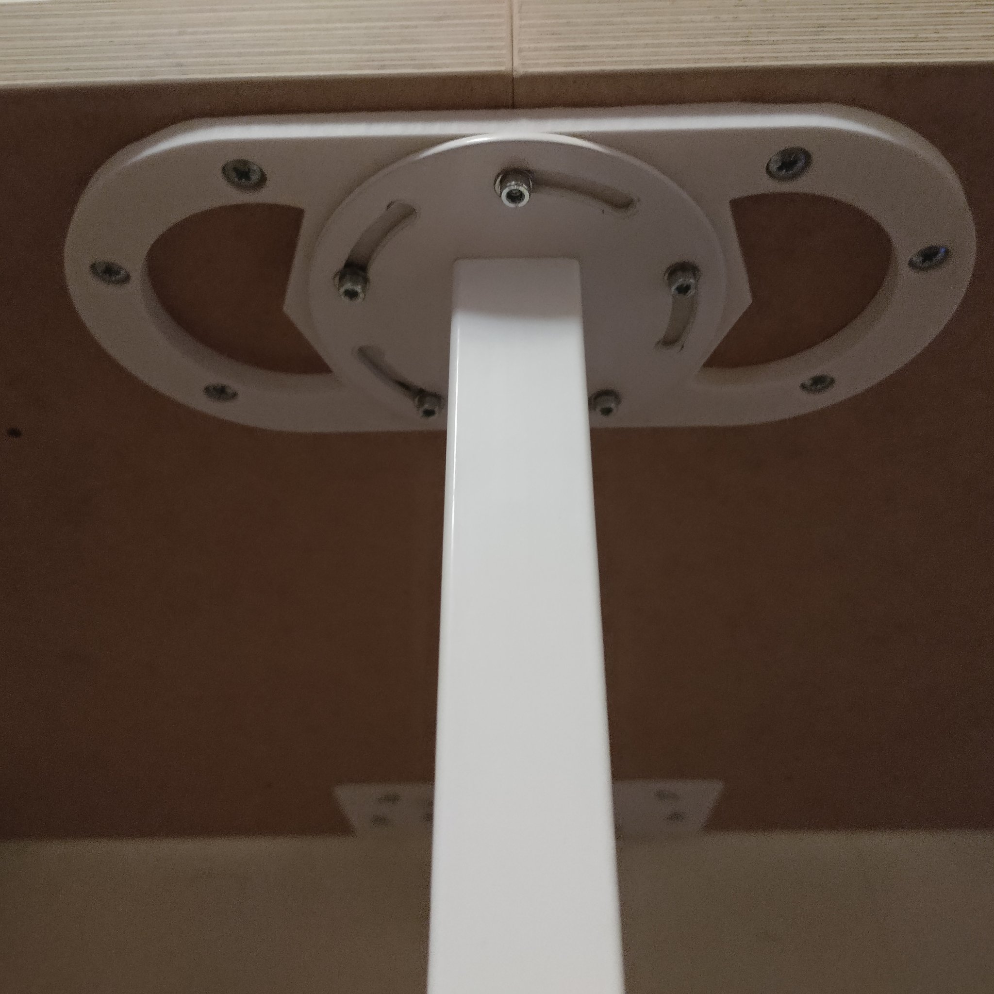 Kết nối bàn Ikea LAGKAPTEN với BOAXEL chỉ cần một chân