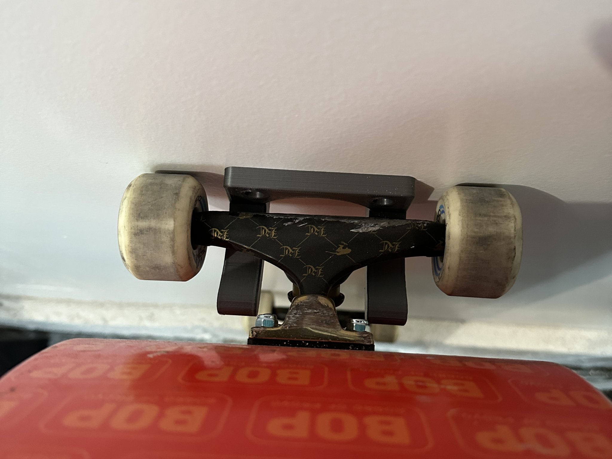 Giá treo tường cho ván trượt và xe scooter