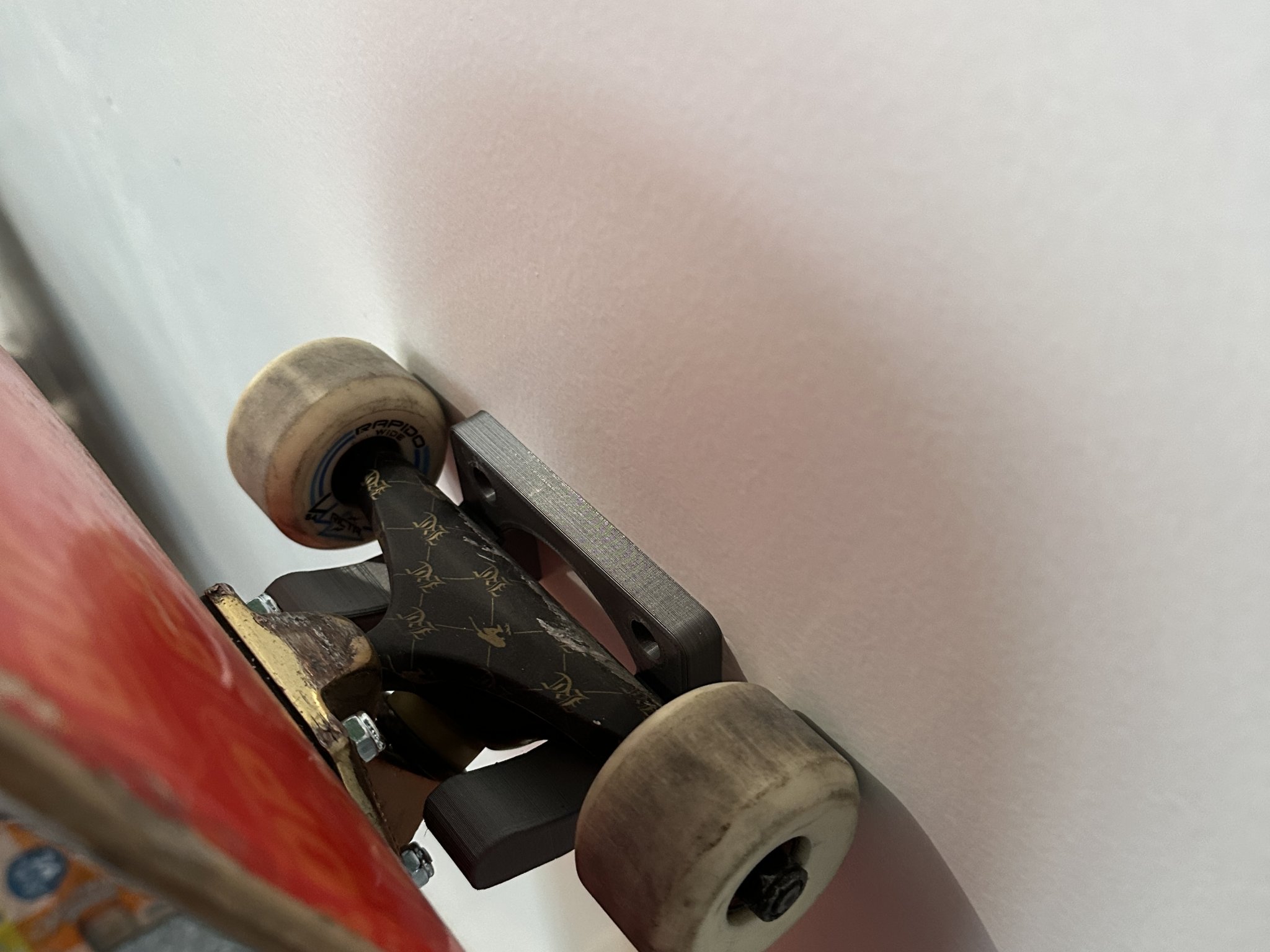 Giá treo tường cho ván trượt và xe scooter