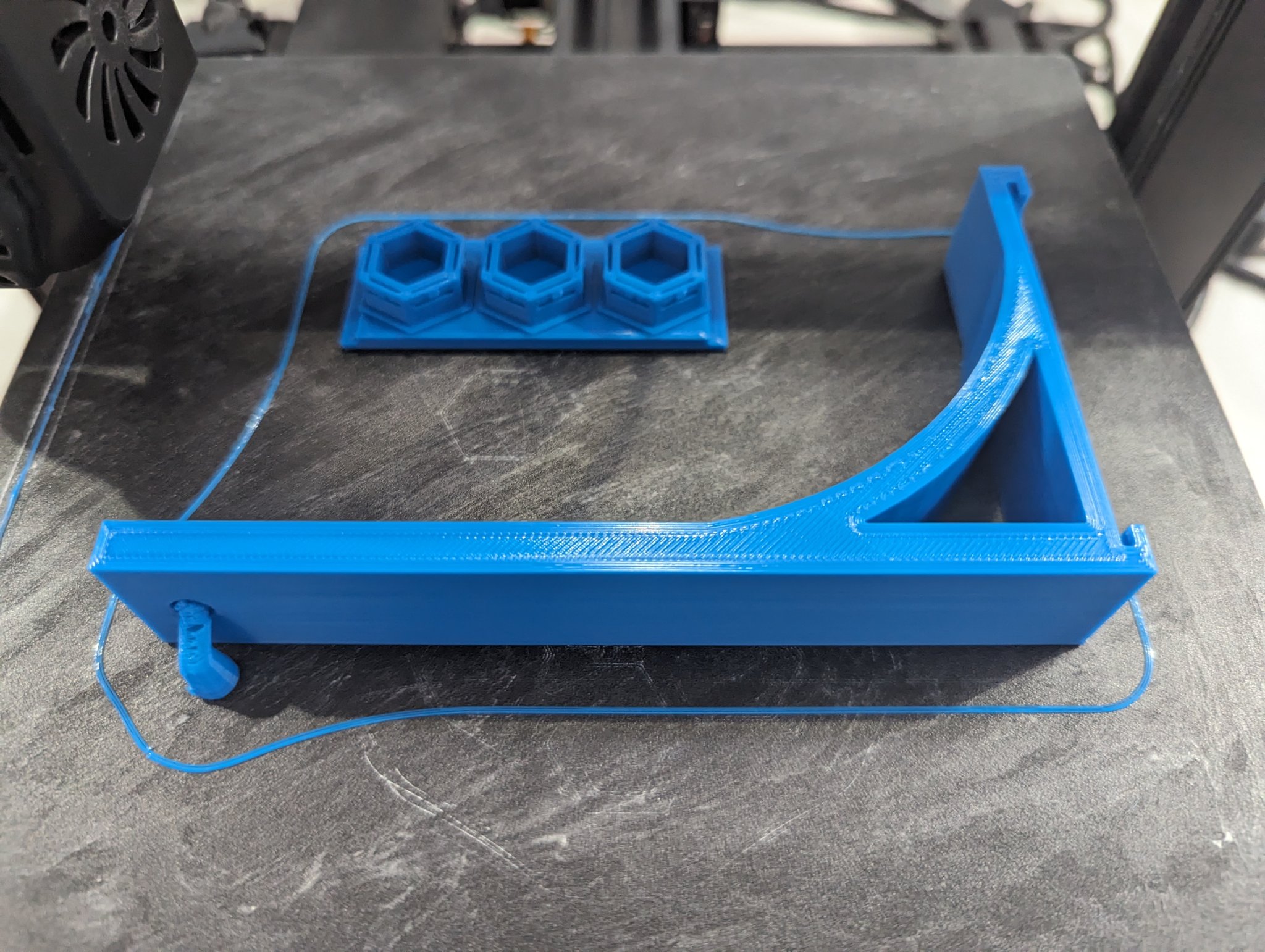 Giá đỡ kệ cho hệ thống tường tổ ong