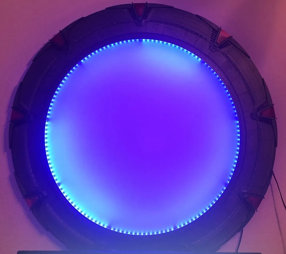 Mô hình Stargate với cơ chế quay glyphs và giá treo tường