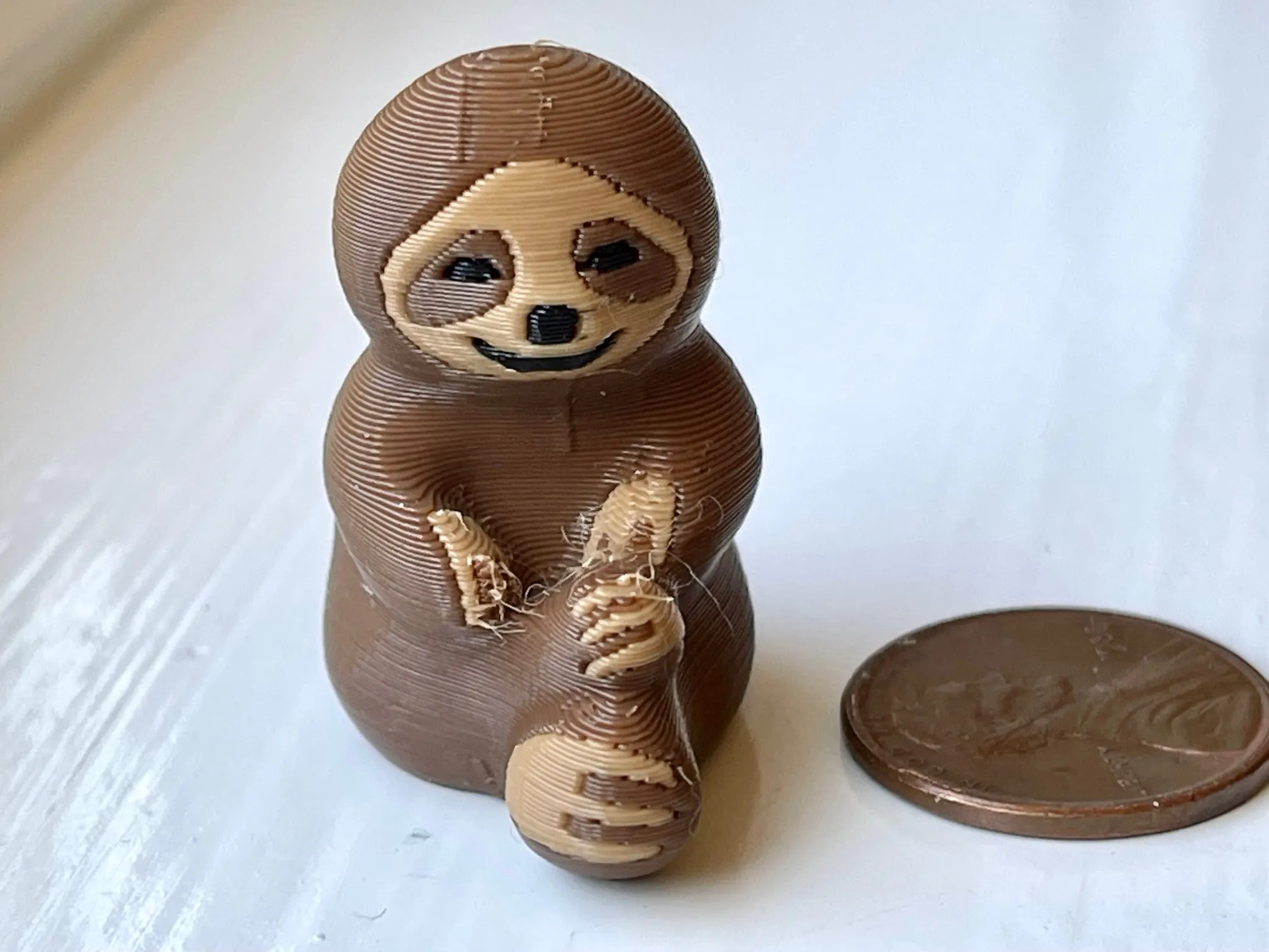 Nhân vật lười biếng dễ thương ngồi với chân co lại